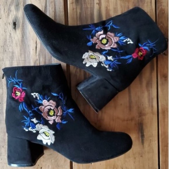 Cupid Black Suede Floral Embroidered Bootie Size 6 - Picture 10 of 10